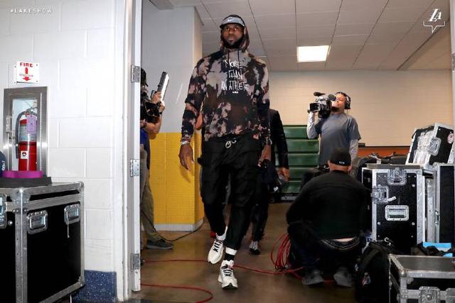 55分！哈登率快船止三连败，新秀26分获赞，或成黄蜂重建支柱（55分之夜！哈登领衔快船止住三连败，新秀26分闪耀，有望成为黄蜂重建核心）