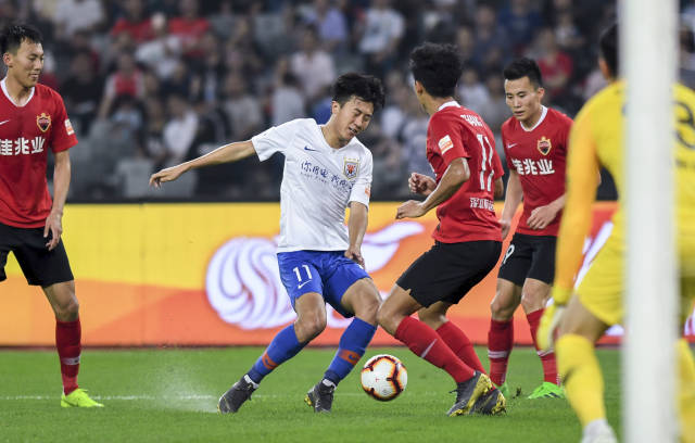 斯基拉：一家英超俱乐部询问了米兰前锋圣地亚哥的信息（斯基拉：英超球队已打听米兰前锋圣地亚哥的情况）