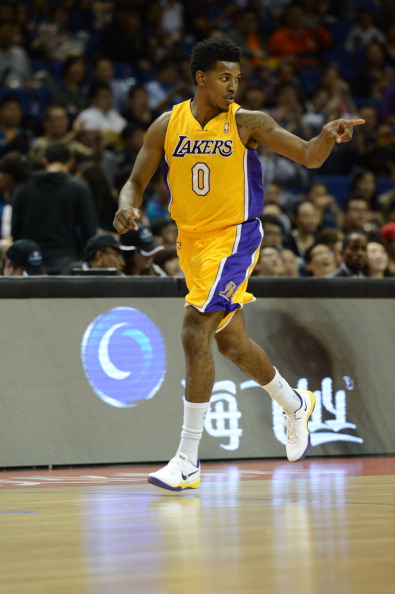 失误略多！小凯文·波特半场4中2得5分1板6助1断4失误 正负值-16（小凯文·波特半场表现起伏：4投2中5分1板6助1断，4失误，正负值-16）