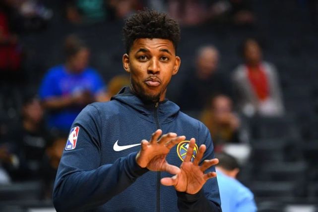 此前6场30+！爱德华兹今日半场仅出手5次贡献6分3失误（连6场30+后，爱德华兹今半场仅5次出手拿6分并有3失误）