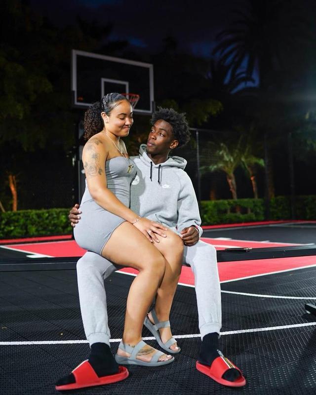 普尔半场表现亮眼，助力球队赢得比赛（普尔上半场发威，助球队取胜）