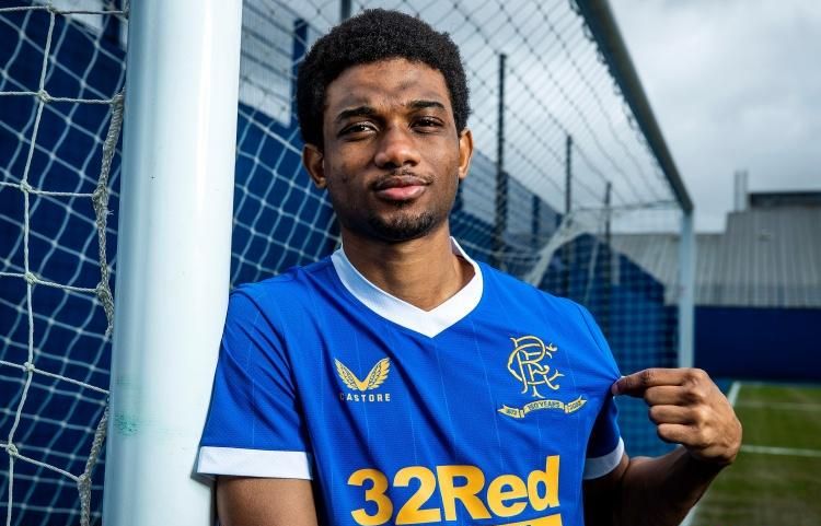 这大坏蛋！海港队庆祝夺冠时，蒋光太扒掉了古斯塔沃的裤子（庆冠夜笑翻场：海港队庆祝时，蒋光太恶作剧拉下古斯塔沃的球裤）