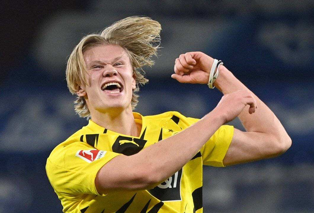 荣耀加身！大连可为夺季军直通中乙，教练球员揽获多个奖项（载誉而归！大连可为摘得季军直升中乙，教练与球员收获多项殊荣）