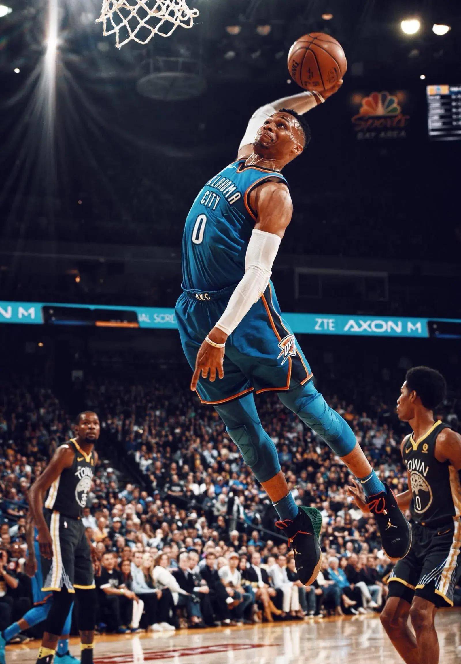 足球国足忙碌备战，训练场加练至夜晚（国足全力备战，训练加练到深夜）